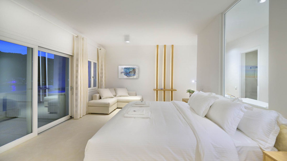 Nissaki Vip Suite with Indoor and Outdoor Jacuzzi 